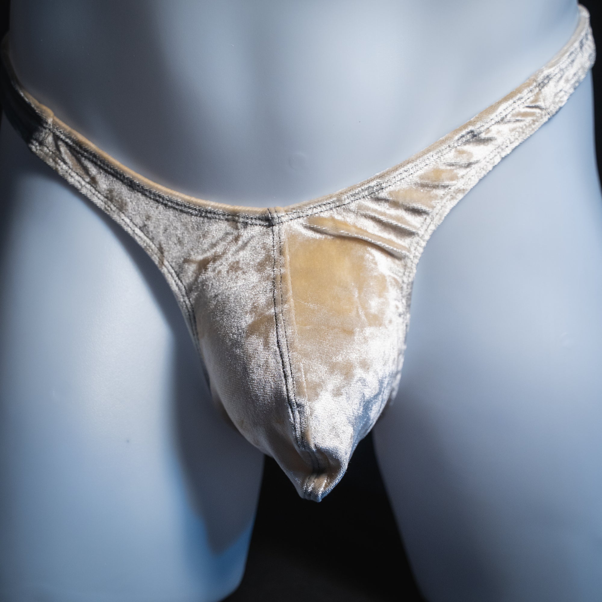 Men's pearl velvet thong, slim cut, front view.